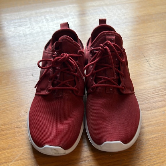 NIKE. Women’s 7.5. Dark red - Picture 2 of 3